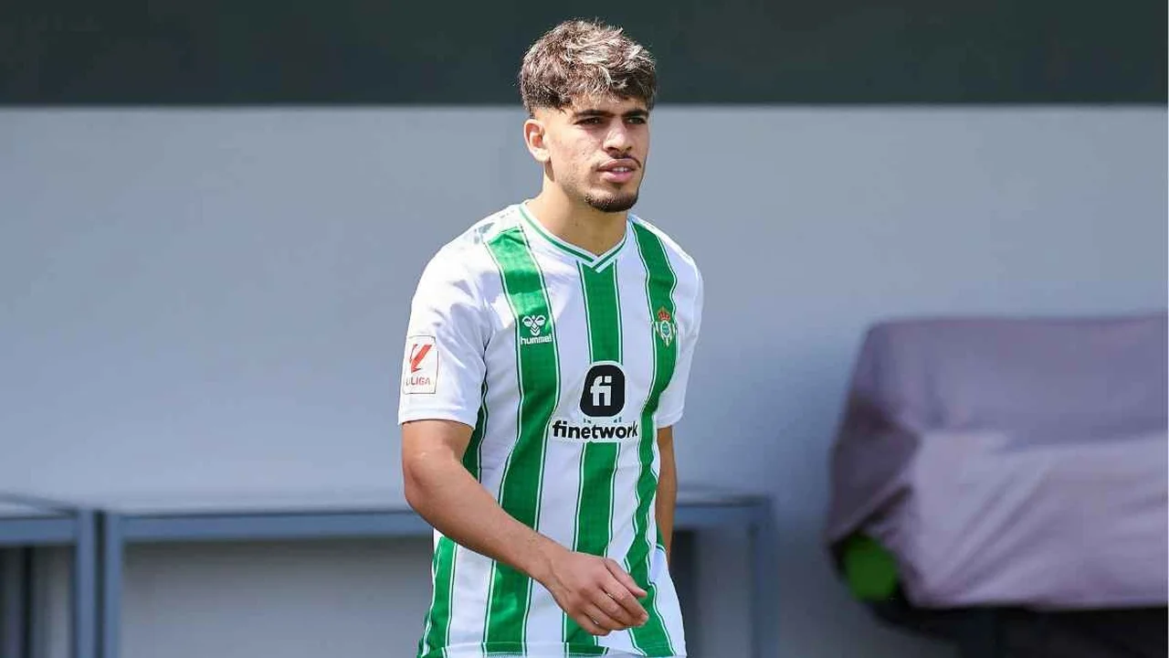 ممر شرفي في بيتيس لتكريم نجمي المغرب عقب التتويج القاري التاريخي
